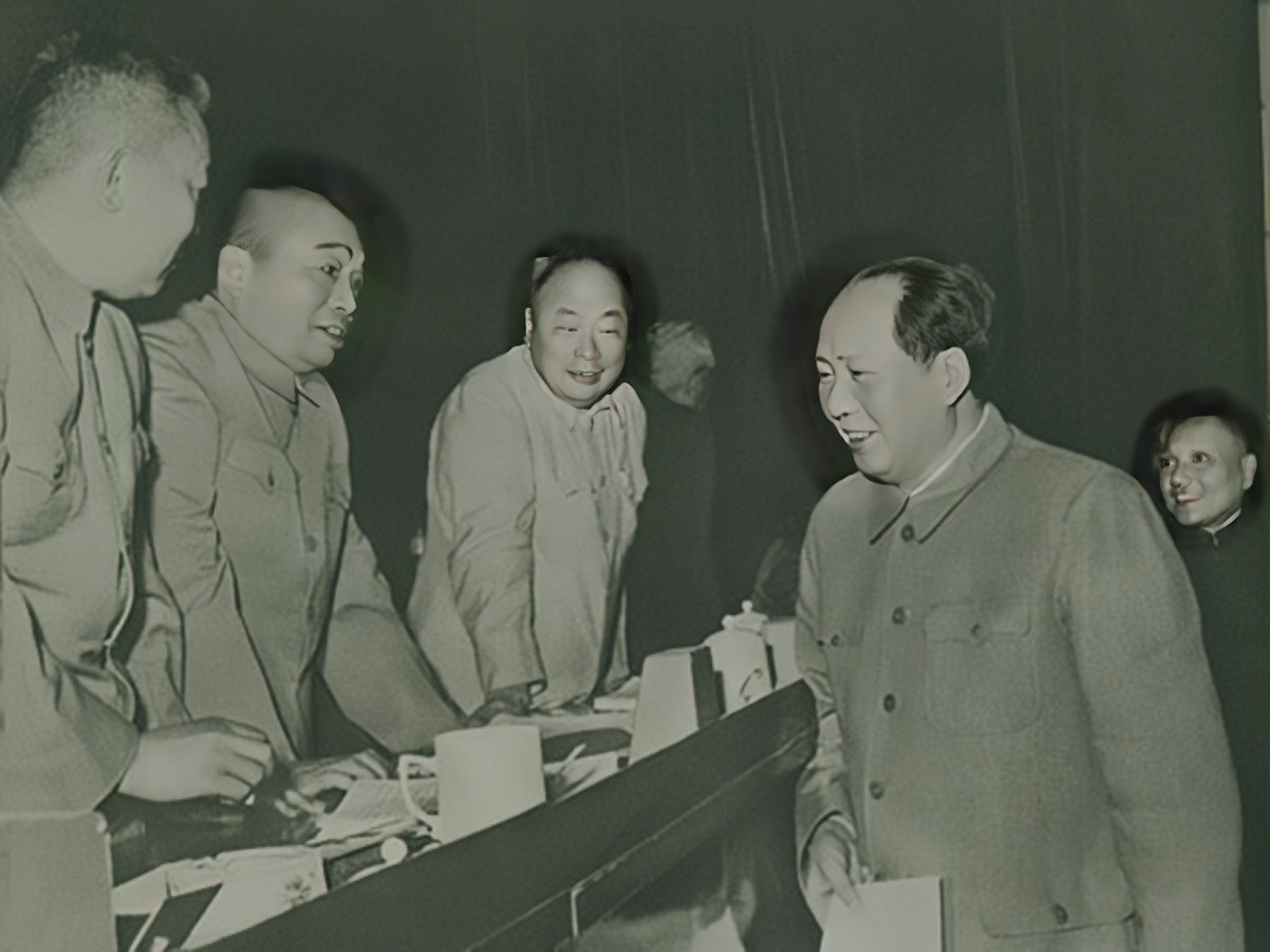 1967年，中央要再印《毛泽东选集》，陈伯达和林彪提出，是不是把选集中的一些名字