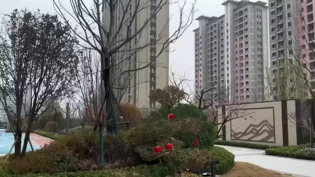 你们总说房地产是夕阳产业，房地产不行了，但是我们这房子的价格不降反升。就拿我们