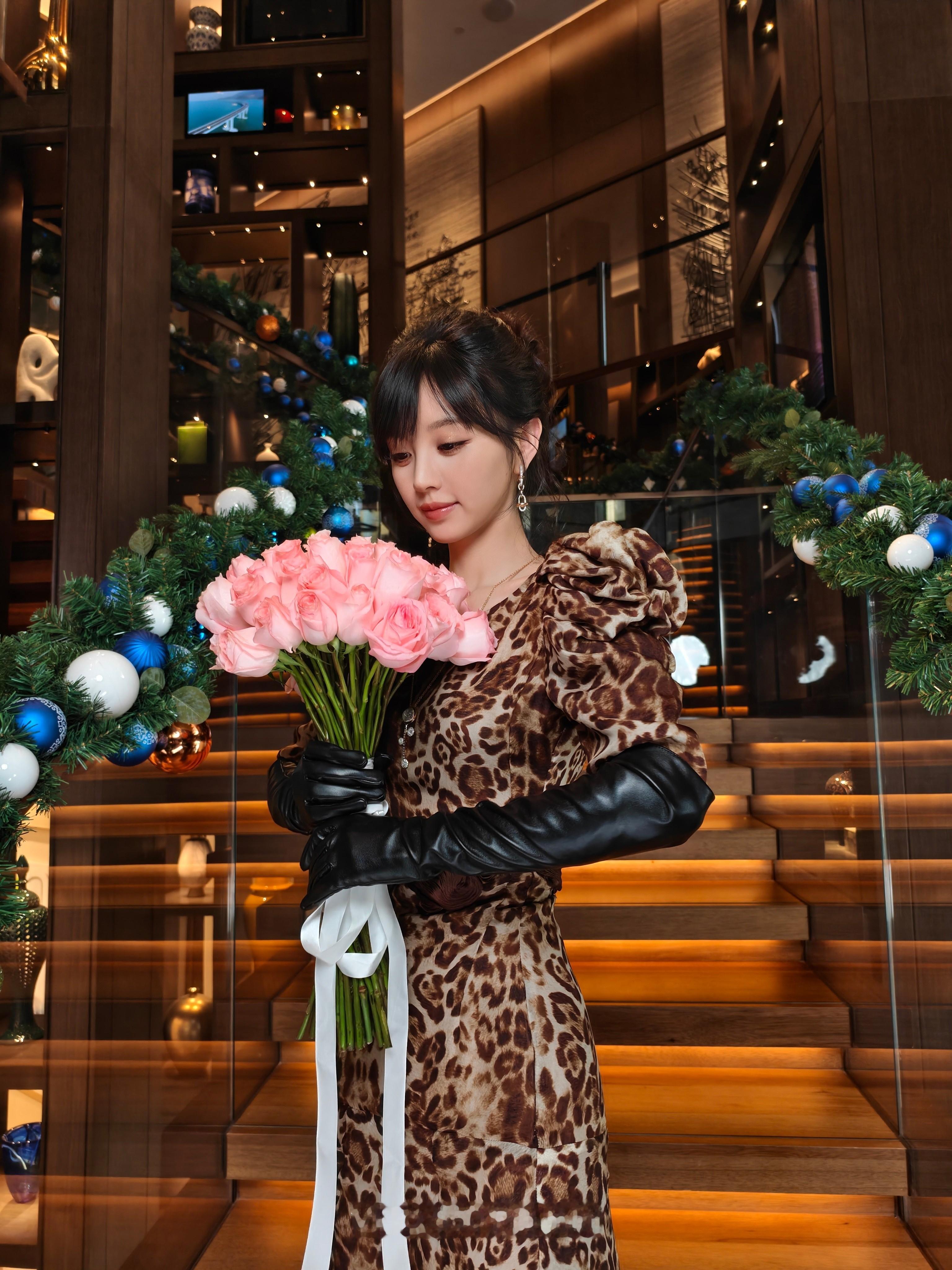 普通人怎么拍出田曦薇百万运镜田曦薇尖叫之夜这身豹纹礼服杀疯了！复古卷发垂在肩颈