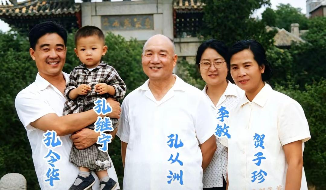 贺子珍心情不错，孔从洲开玩笑问：小孔你还满意吧，贺大姐满脸笑容。这张珍贵的