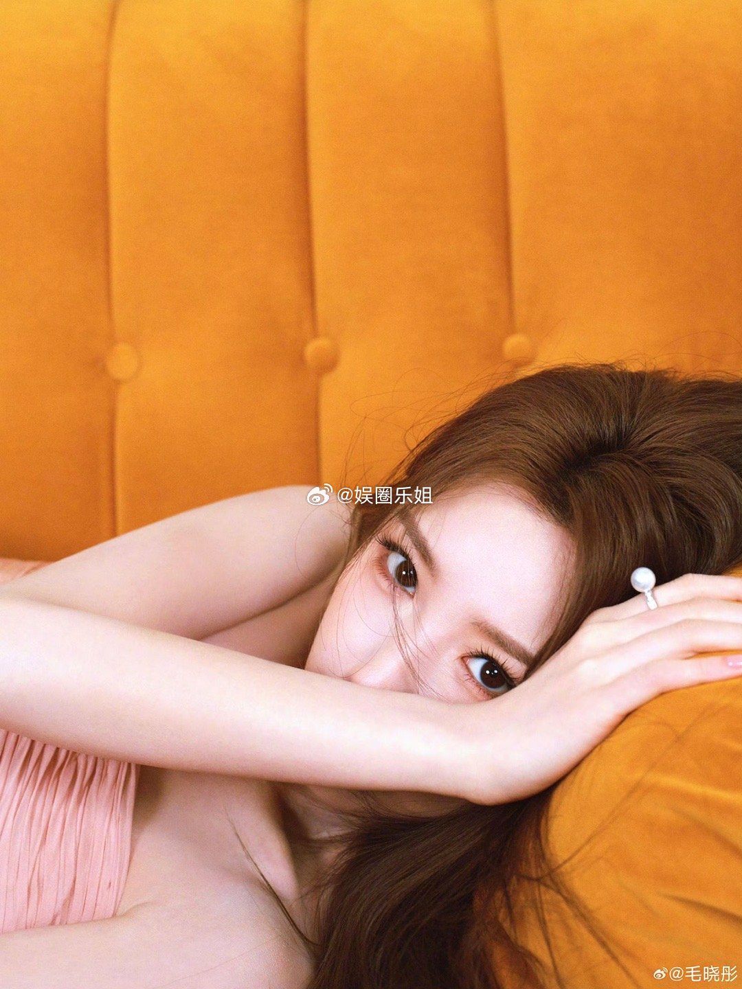 毛晓彤一袭TonyWard高定抹胸鱼鳞裙，粉红至酒红的渐变晕染，鱼鳞状亮片缀满