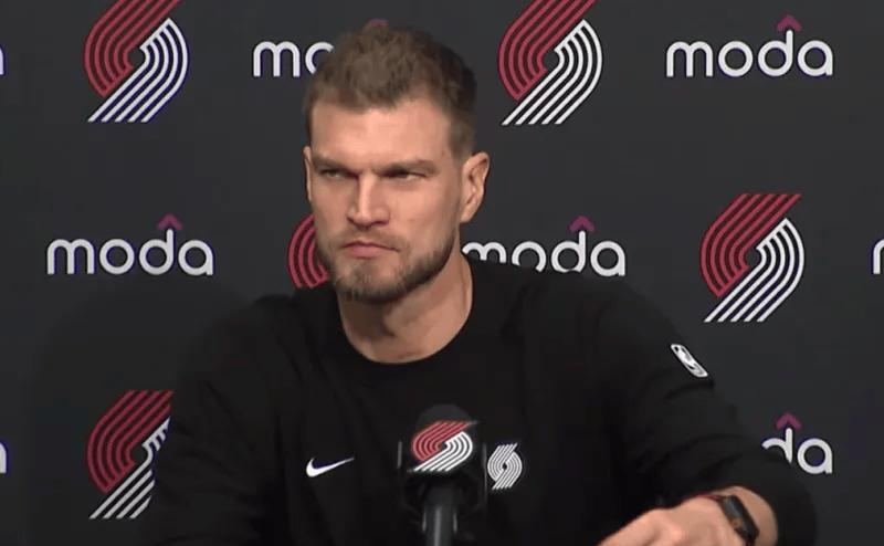 天天被问杨瀚森斯普利特，感觉有点烦了，对阵雷霆的时候，杨汉森获得了更多的出场时间