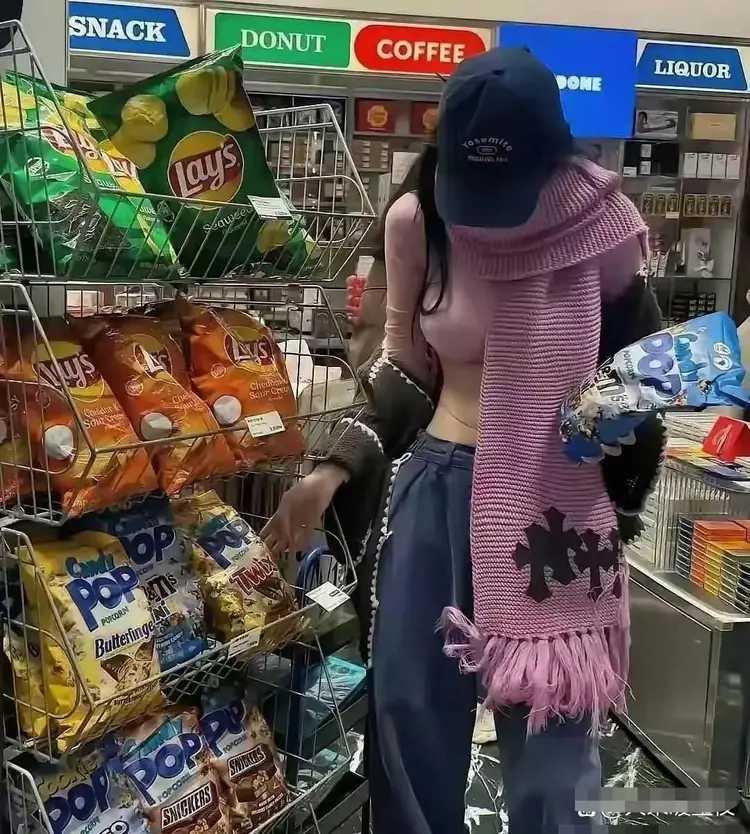 超市遇上一个妹子，看着她的穿着，说不出她是冷还是热，是不冷还是不热。总之，她身