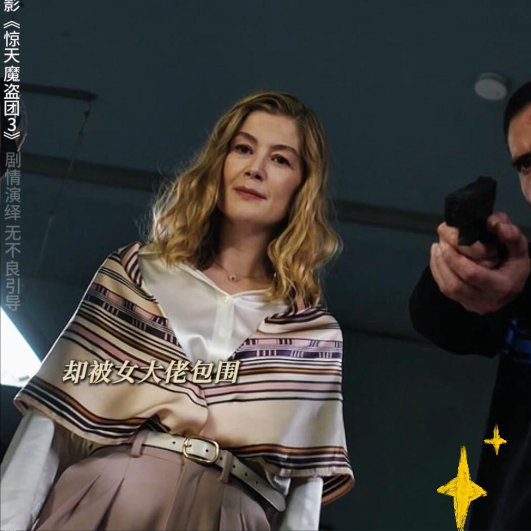 时时刻刻的姿态都是那种高高在上的自信，和面对大众永远的泰然自若，裴淳华你太迷人了