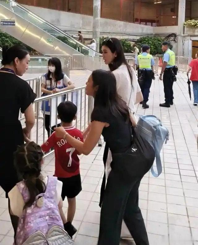 5岁何广燊陪奚梦瑶看C罗比赛，保姆保镖随行她却蹲下给儿子整衣服，网友：这大长腿全随了超模妈​