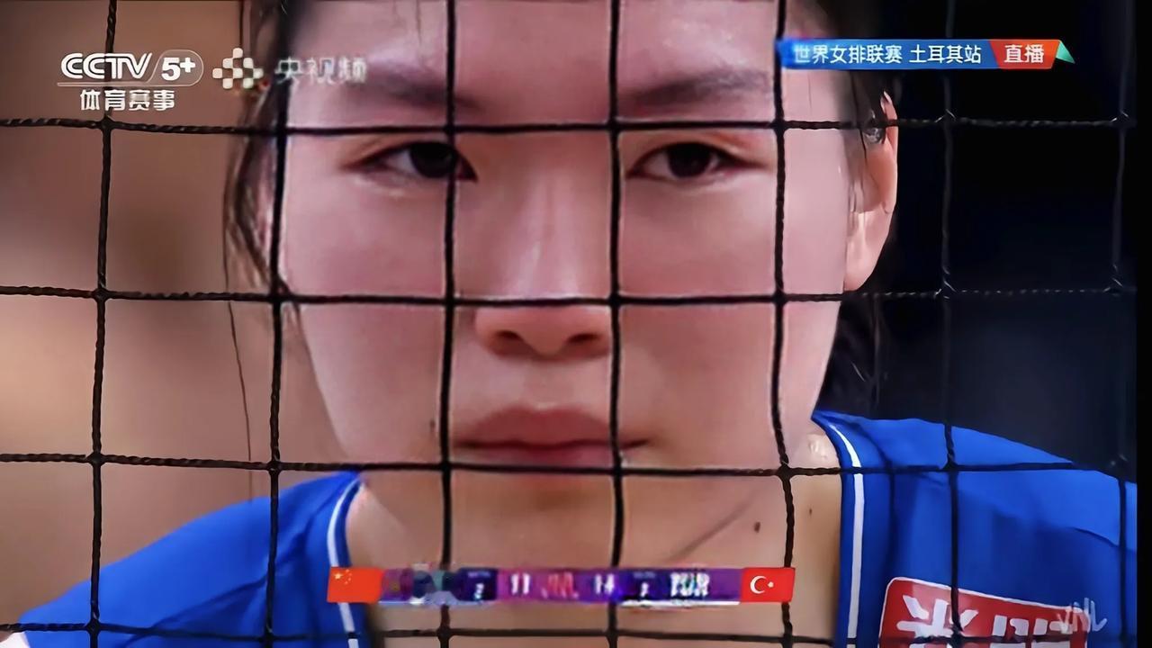 土耳其女排14比10拿到赛点，女排17岁的张籽萱在赛场上哭了看到世界女排联赛对