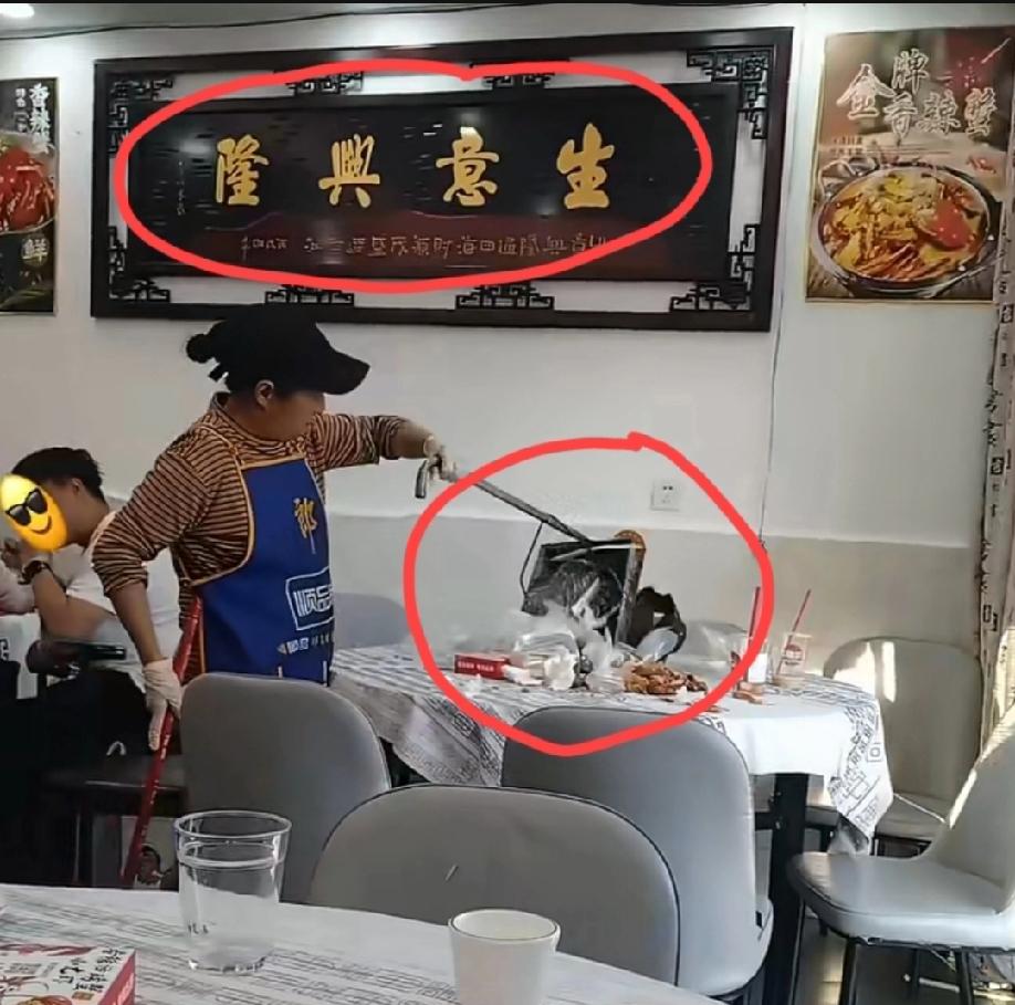 5月17日，云南昆明。一主打香辣小龙虾的餐厅内，发生了让人瞠目结舌的一幕……视