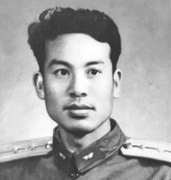 1965年，炮手被叛逃飞行员骗上战机，发现时已身处台湾，对准头部开了一枪，蒋经国