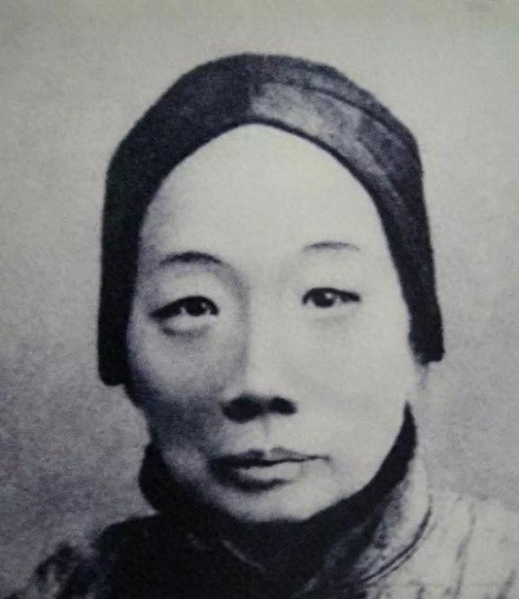 周作人最反常的一点，就是他无论写文章，还是与人交谈，但凡提到亲妈鲁瑞，都叫“鲁迅