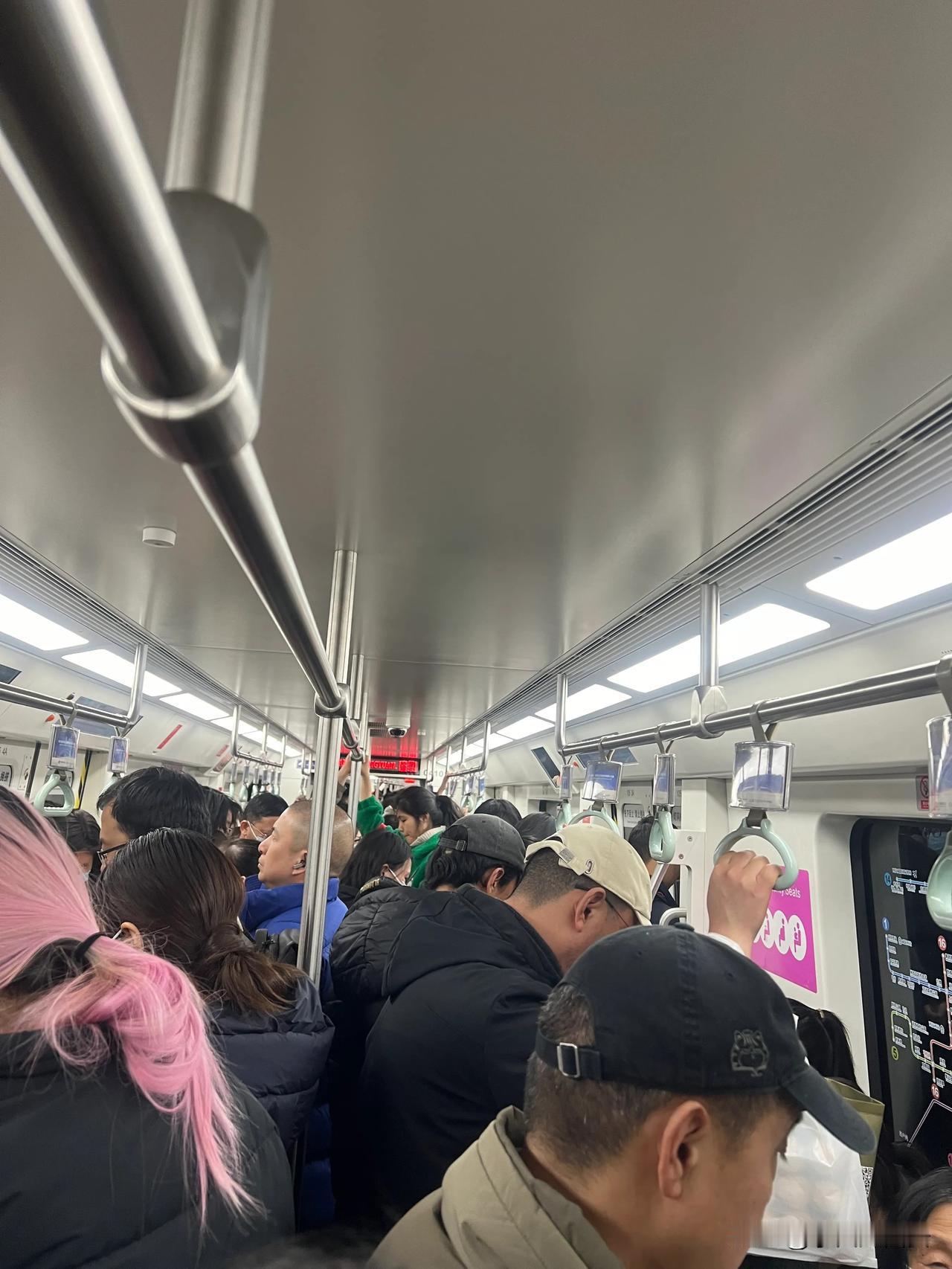 这是今天下午下班时的西安地铁🚊4号线自从24年年底地铁🚊8号线开通后，