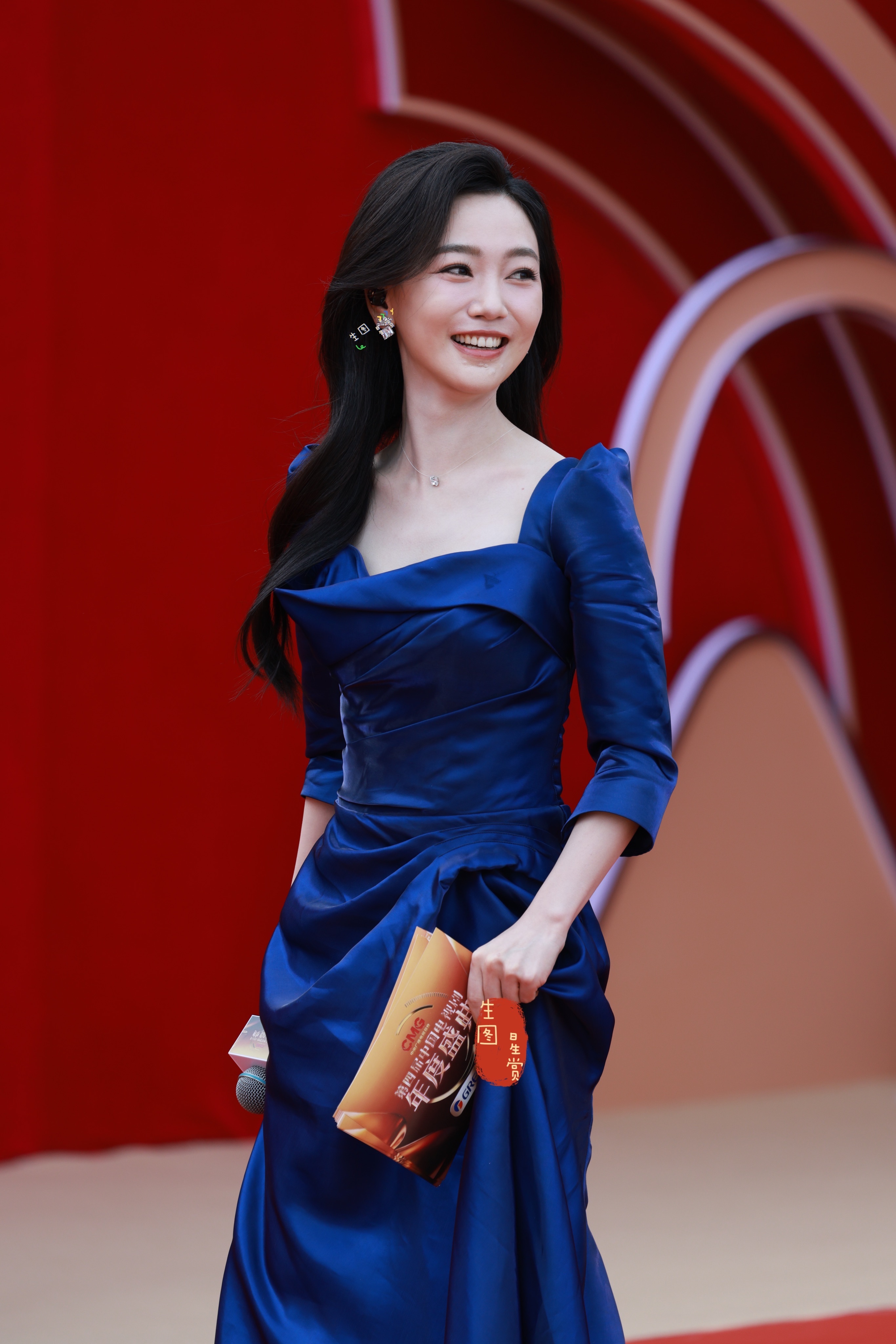 石笑歌主持电视剧盛典红毯宝蓝色礼服贵气雅致💙💙中国电视剧年度盛典