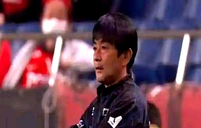 国少队日本主帅一句话，戳破了所有人的幻想：我们的球员，脑子是关着的。他在训