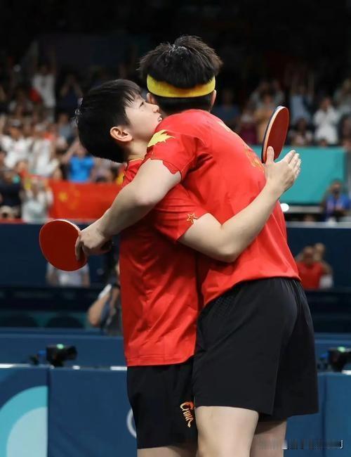 孙颖莎差点“绊倒”王楚钦，赛场小插曲引关注训练场上，孙颖莎因步伐急切冲向某处