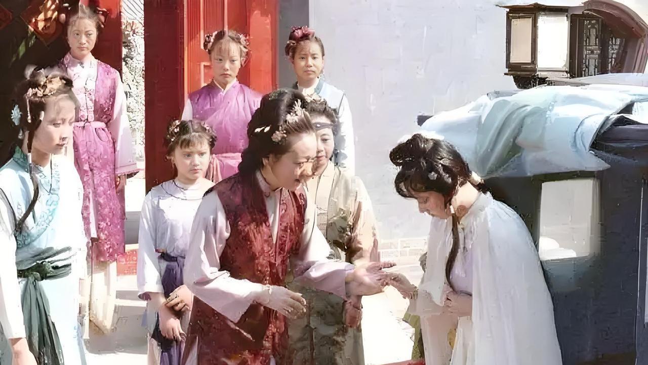 轿子刚停稳，就听见外面整整齐齐一声：“请林姑娘下轿。”我掀帘子的手顿了顿，这阵仗