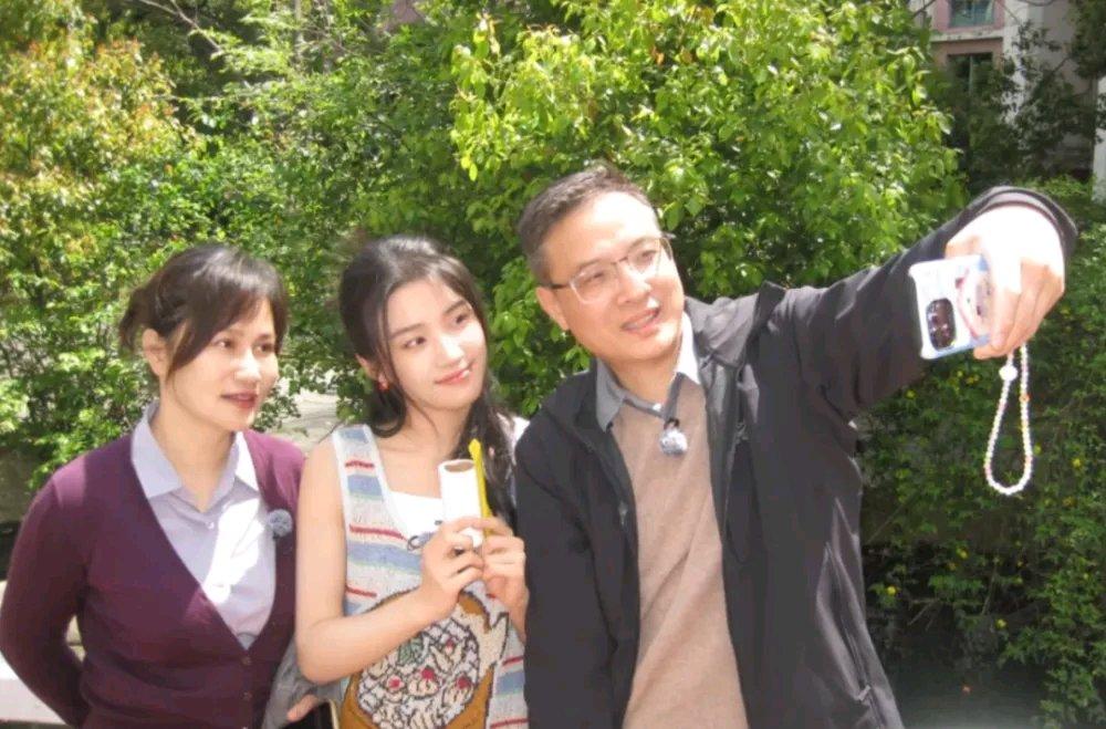 孩子情绪不稳，父母关系不好是很大的根源。心理学有“情绪镜像”的说法，婴幼儿没法独