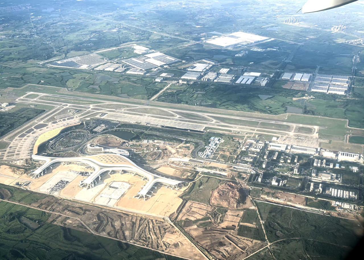合肥新桥国际机场最新图片！前面这座巨大的建筑就是T2，稍小一点的是T1，后面