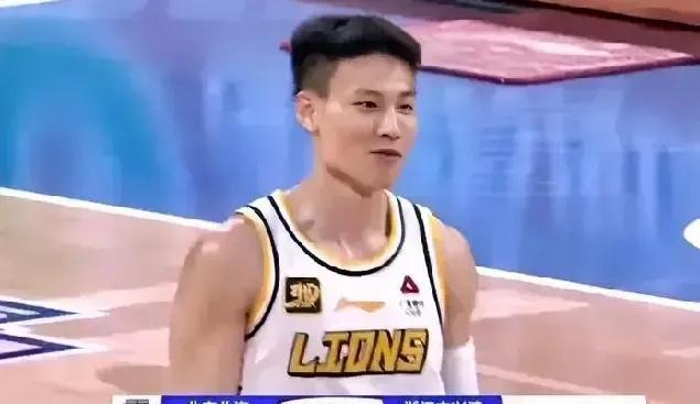 广厦爆冷夺冠！最后一击竟由替补完成。北京队全队呆若木鸡，他们怎么也没想到，决胜
