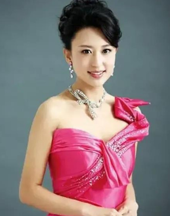 2012年，毕福剑给“央视才女”张蕾介绍对象，说对方是青年才俊，张蕾满怀期待来到
