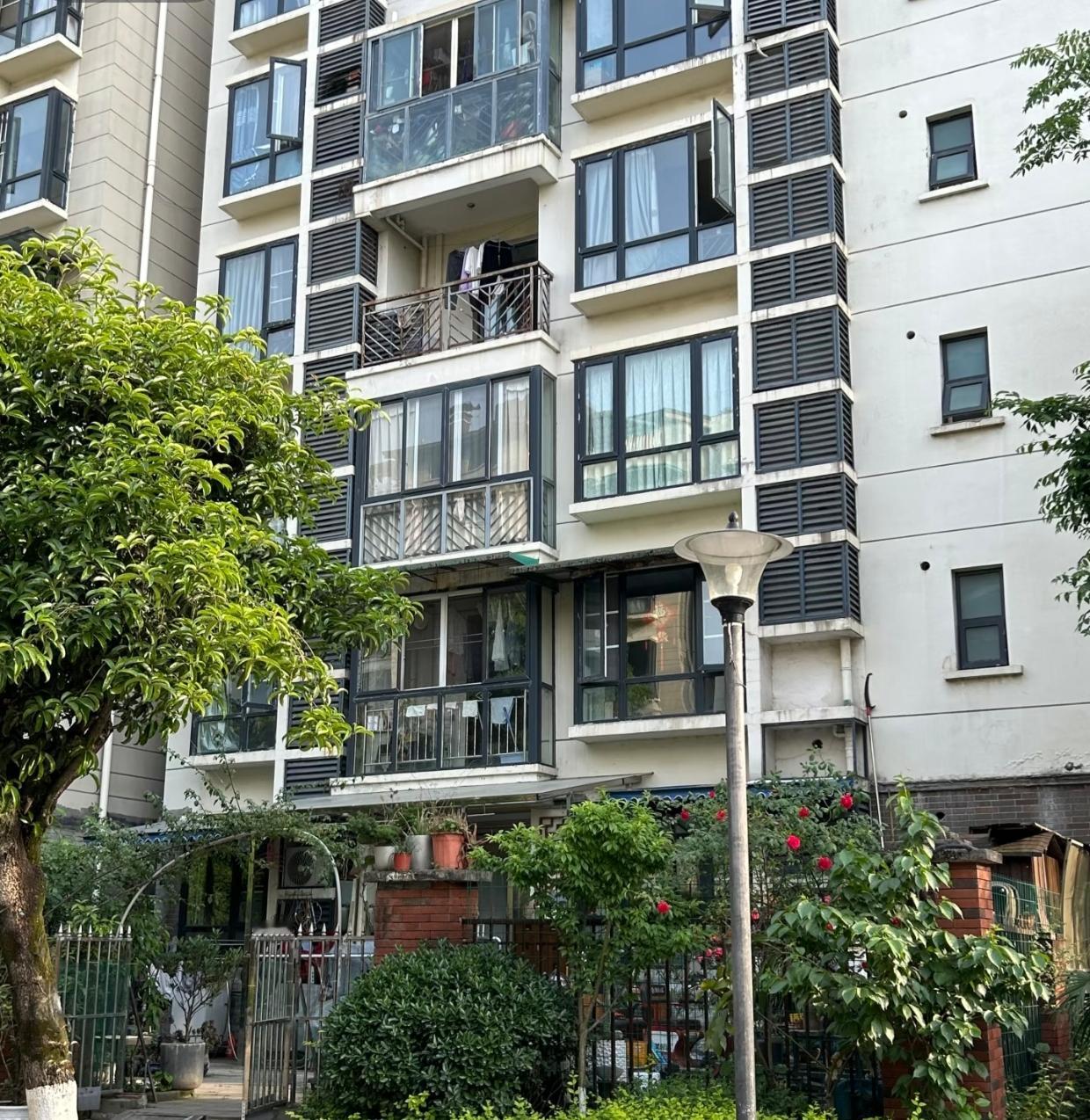 朋友看中一套房子，嫌贵没买，过两天中介告诉她，房子153万卖掉了。谁知一周后，中