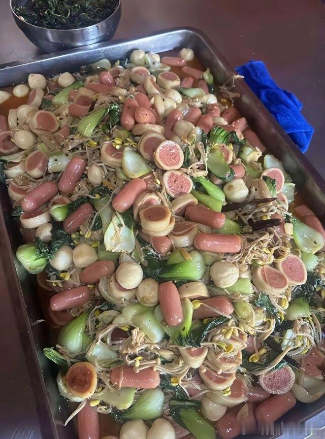 幼儿园的饭菜就这样，但是小孩很爱吃，怎么办？