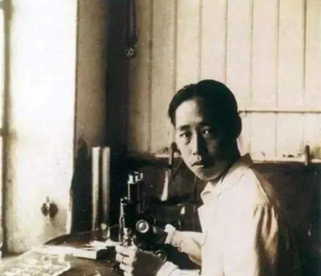 1941年，宜宾的一个旧货摊上，童第周拿出好容易凑齐的6万元，却被摊主拒绝：“涨