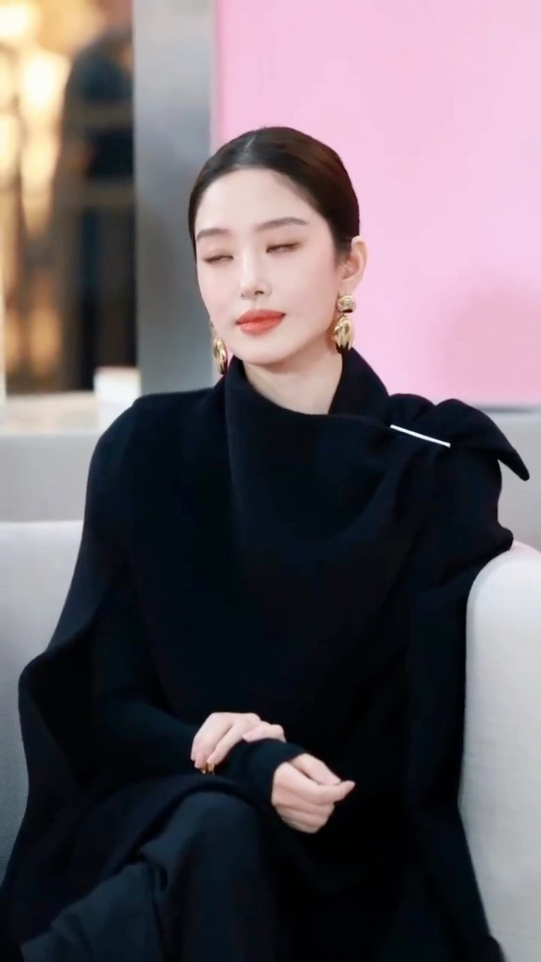 近距离感受杨采钰的美我勒个豆氛围感直接拉满！近距离镜头下的杨采钰皮肤状态能打，优