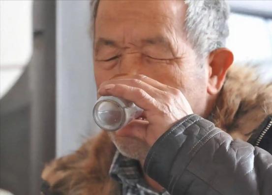 喝酒后，若身体出现这6个症状，说明你已不适合喝酒，抓紧戒酒 酒桌上，常听人说