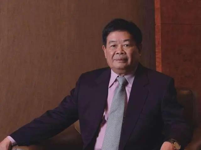 2006年，曹德旺想让大儿子曹晖担任福耀玻璃总经理，福耀的高层一致反对，然而曹德