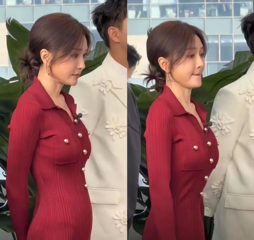 秦岚啊，你这身材凹的也太刻意了吧看图一对比，明明左边才是正常状态下的身材可是