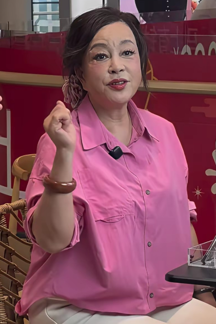 刘晓庆这生图也太真实了果然老了就是老了，总是整容，拉皮也不能一直完美。但是刘