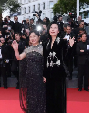 〈出走的决心〉原型苏敏现身戛纳，与导演牵手走红毯