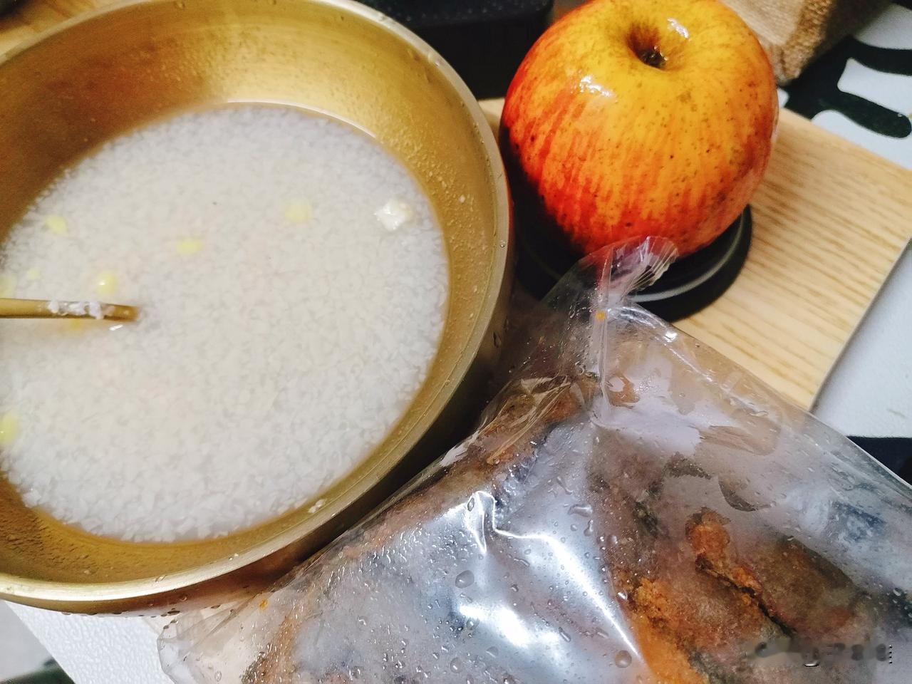 早中餐，我冲了半碗燕麦，一块粗粮面包，一个苹果。这顿饭不到五块钱。在深圳