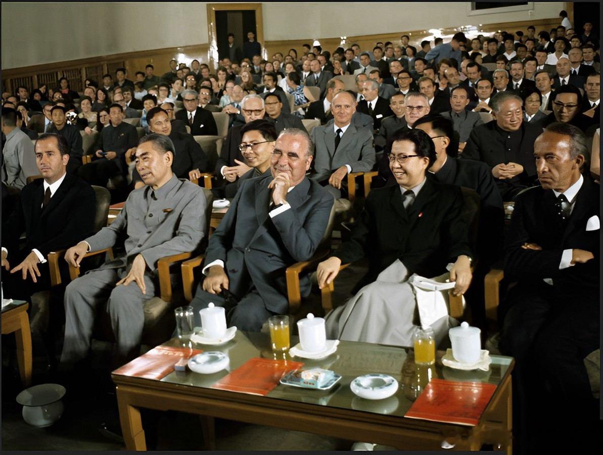 1973年9月陪同法国总统蓬皮杜等观看文艺演出历史影像