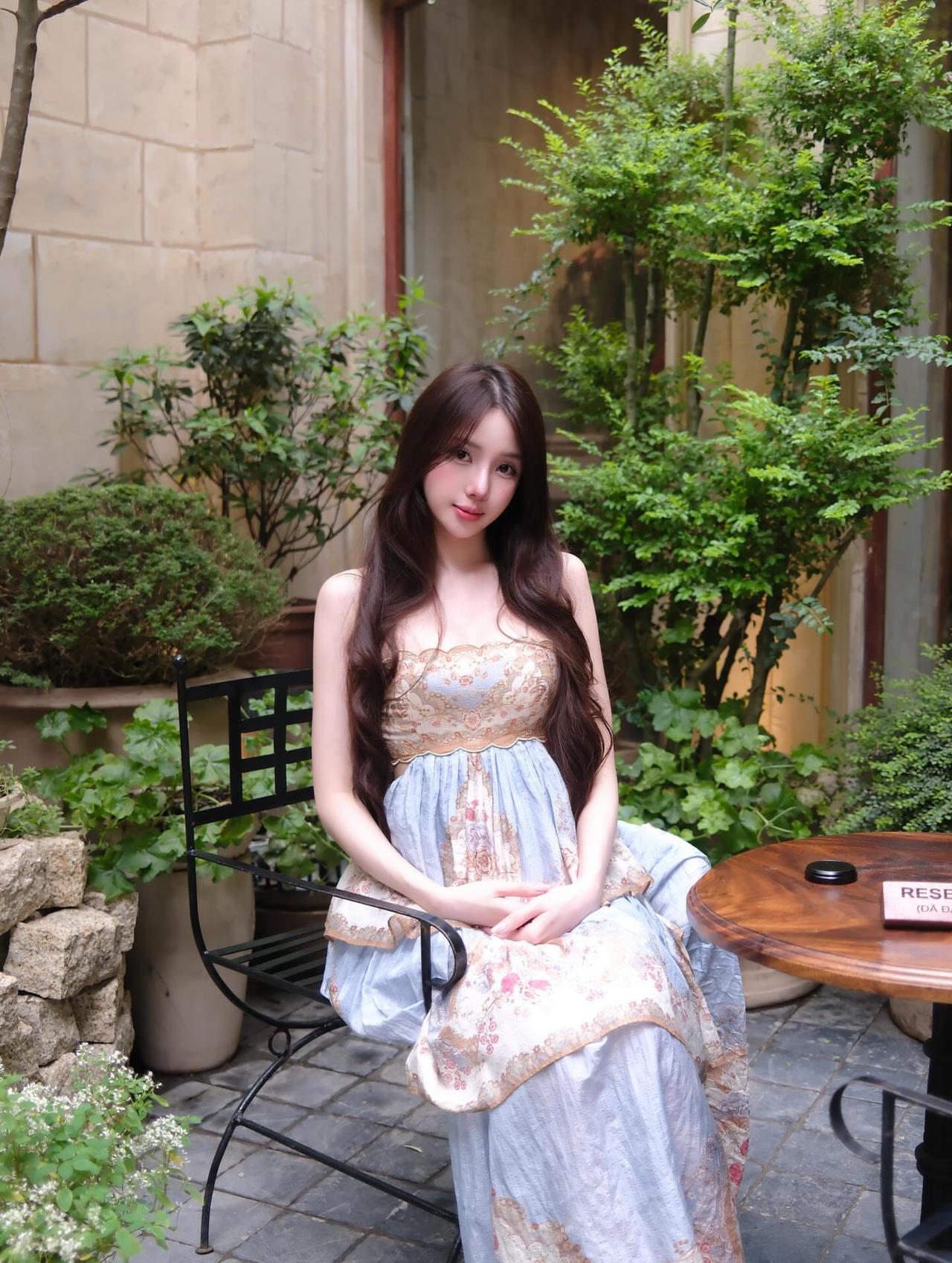 把日子过成诗，在满是绿意的小院里，偷得浮生半日闲。浮生半日偷得闲分享美女穿搭服