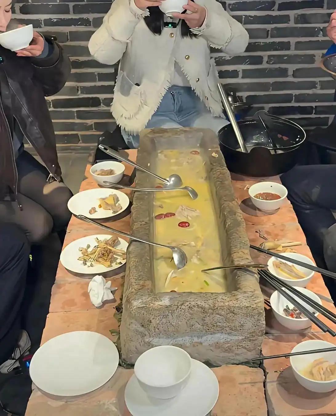 大家觉得，这火锅有人会去吃吗？我感觉下不了口
