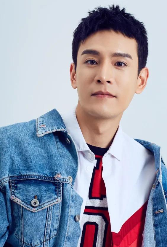 演员经超icon说：“当年，我们家里人都很洋气的，当时我说我和大自己8岁，还带着