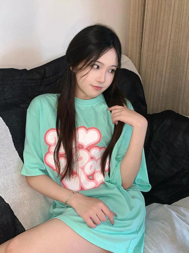 笑话：主播街头采访，问一中年妇女：“请问这个世界上谁最幸福？”妇女：“公鸡最