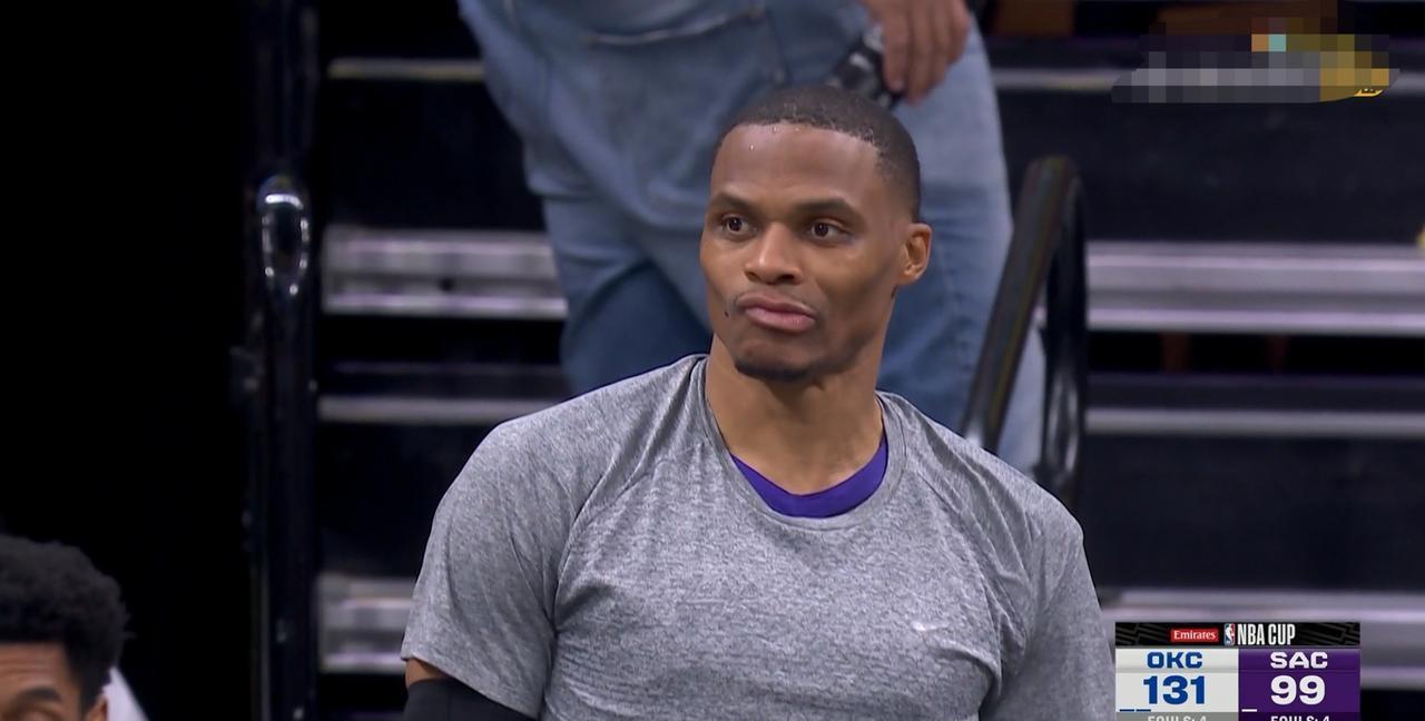 国王老将威斯布鲁克真是太让人心疼了！在今天国王主场迎战雷霆的比赛中，当时距离全场