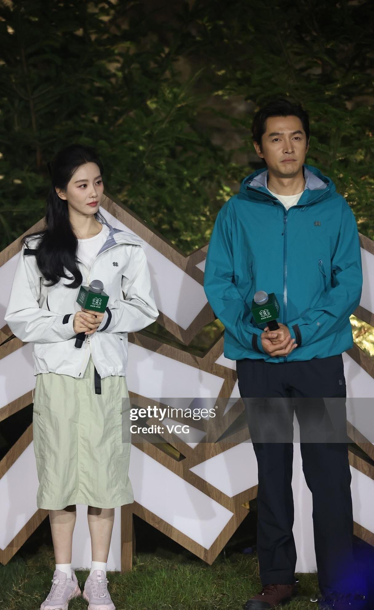 9月26日，刘诗诗胡歌出席线下活动！一个黑的发亮，一个白的发光，梦回仙剑，平行