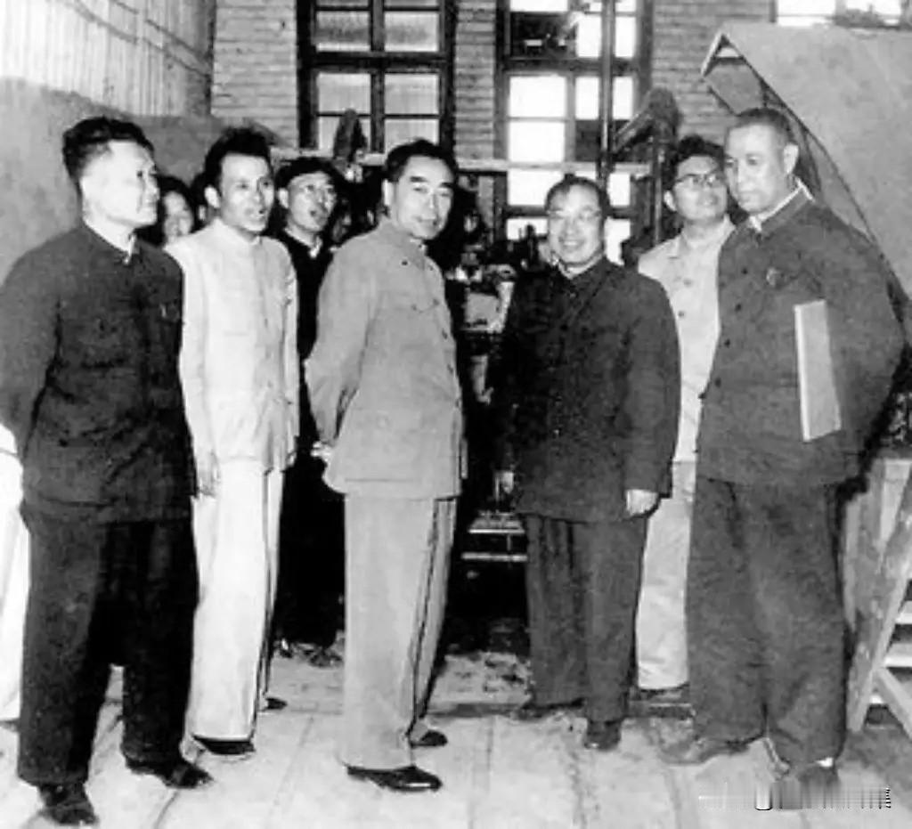 1958年5月22日，​周恩来总理视察北京农业机械厂和农研所，第一机械工业部副部