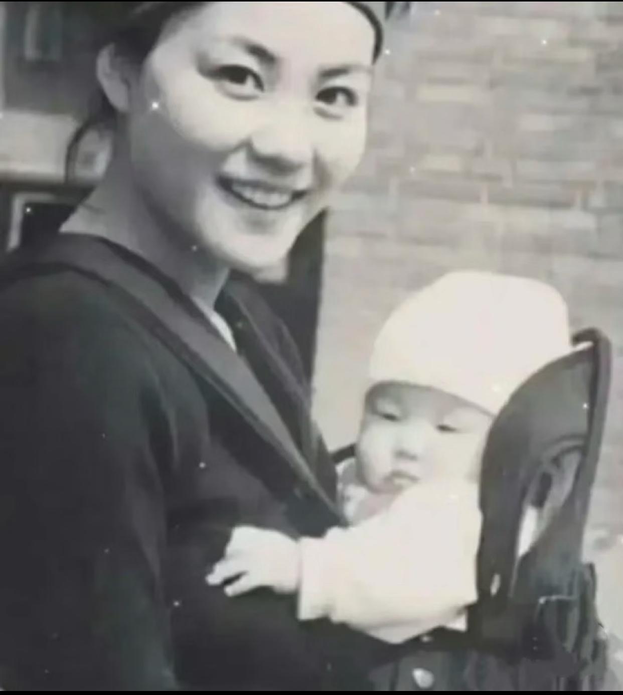 就是这么一张旧照片，实实在在证明了王菲初为人母也是圆润的，人们几乎没见过她发