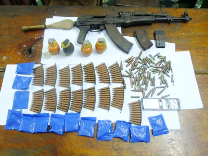越南义安警方查获合成毒品2600件；1支AK枪；117发AK子弹；超过