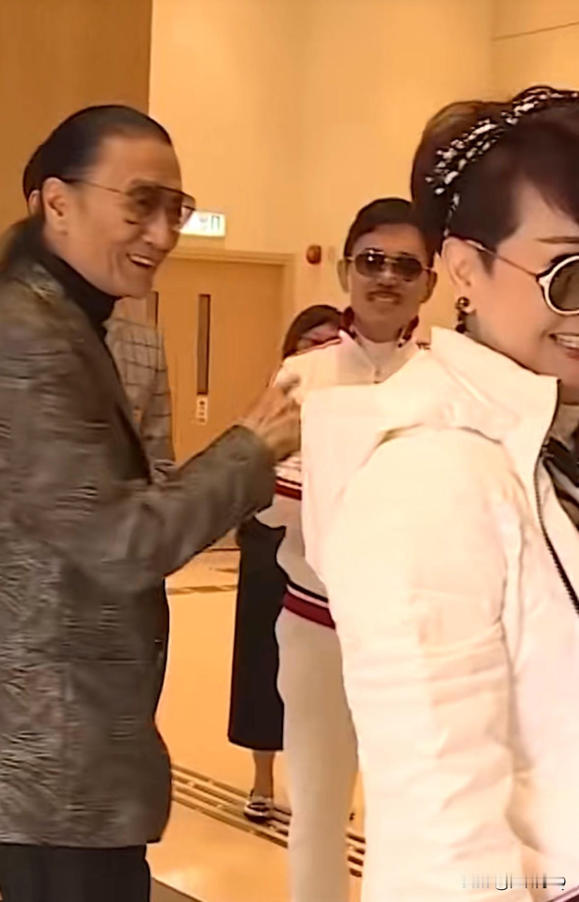 谢贤和狄波拉这对曾经的夫妻还挺有意思，离婚后相处得模式堪称一绝。狄波拉和谢贤
