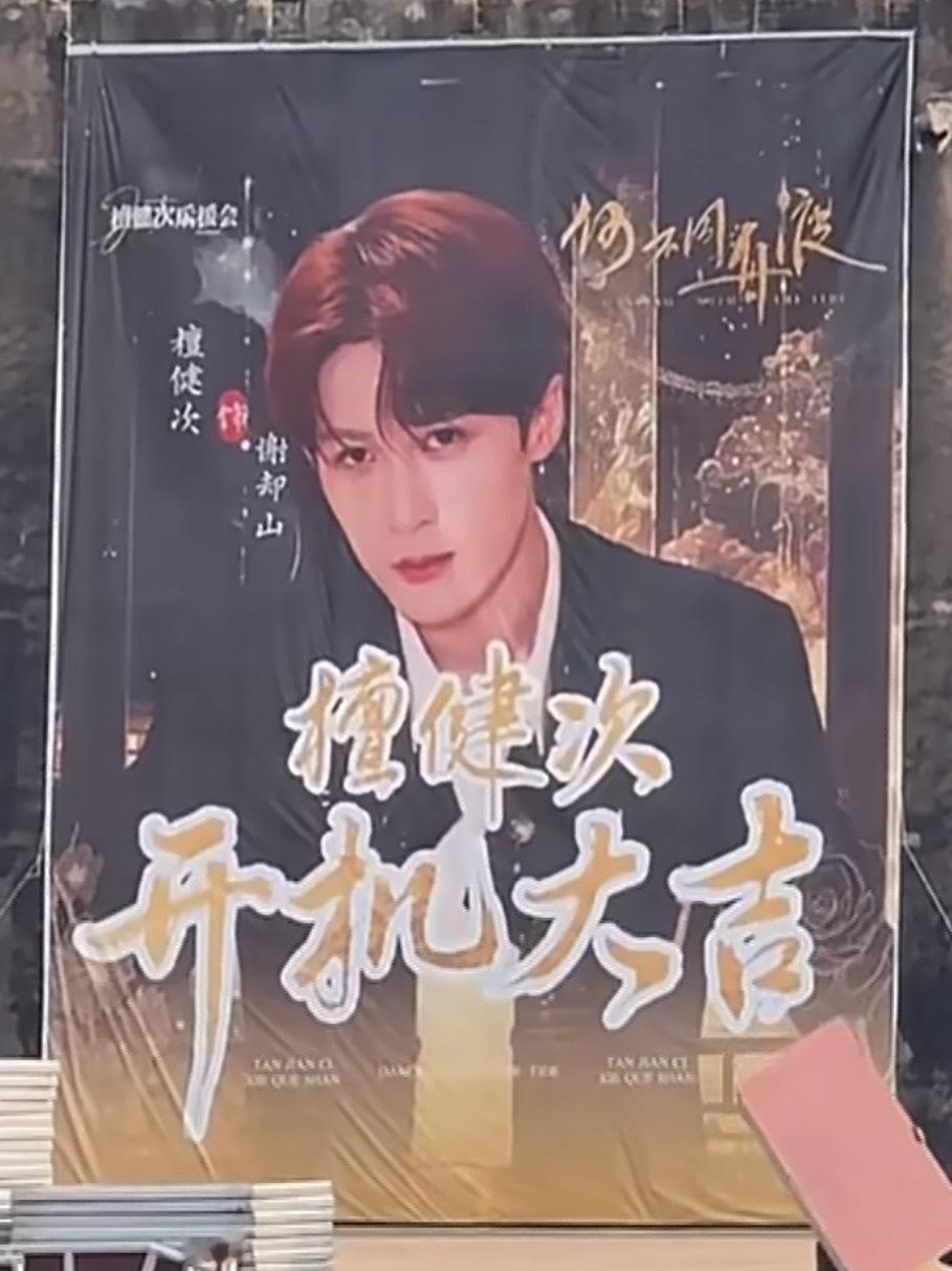 先看p1：这也不是很大吧？再看p2：我去这么大，人类在他面前竟然这么渺小？