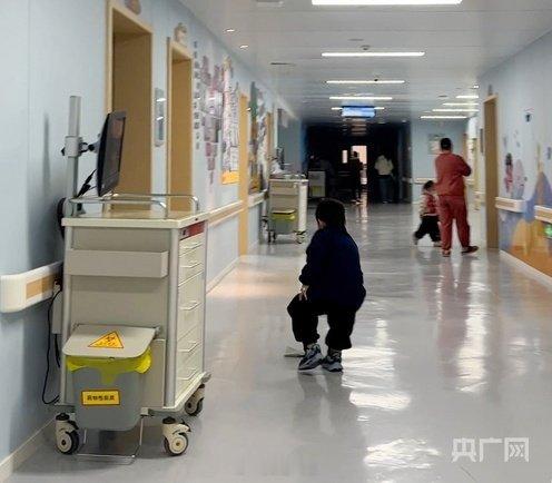 小洛熙事件涉事科室住院服务正常进行虽然没完全关闭，但从央广网拍摄的照片看，几乎