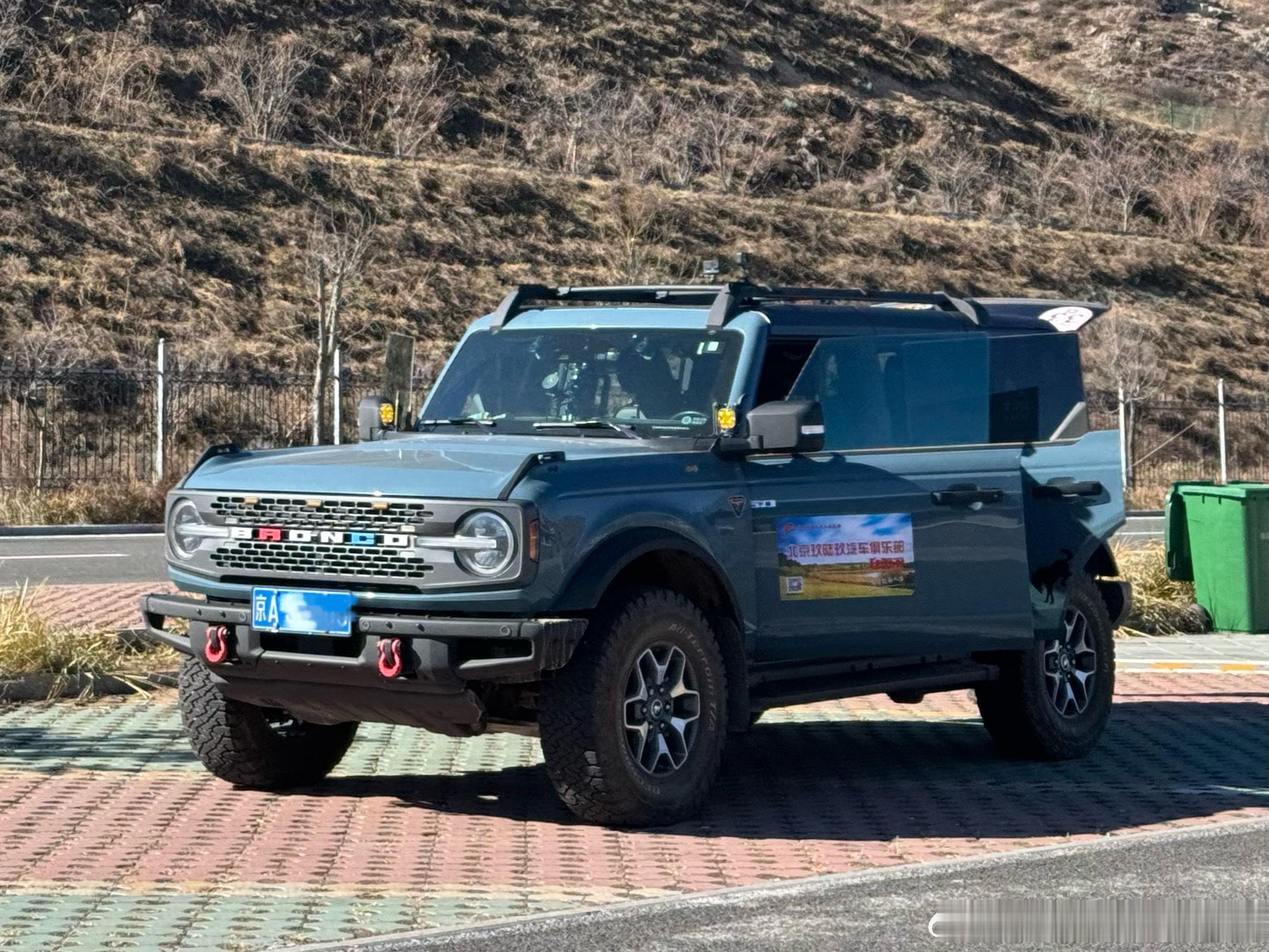 服务区偶遇进口的荒地烈马一位大爷带着大妈到处旅行开的不知道是2.7还是2.3