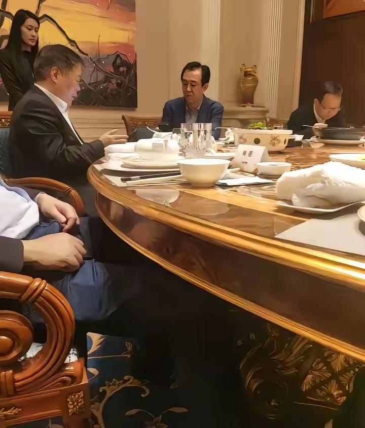 从许家印这顿饭局来看，一千元的消费要的吧