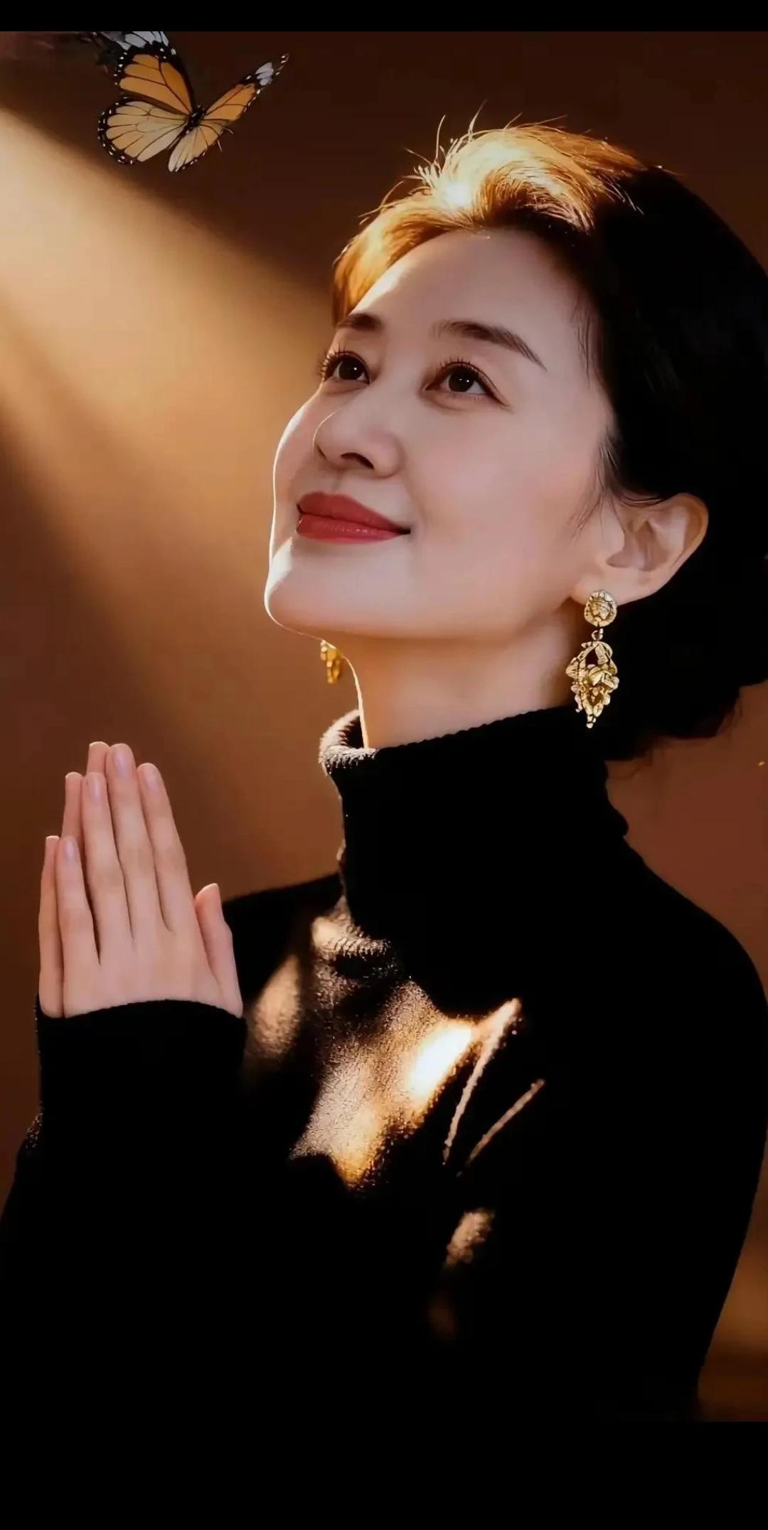 一只蝴蝶飞眼前，佳丽虔诚许心愿。梦幻画面一幅幅，期盼人生美姻缘。