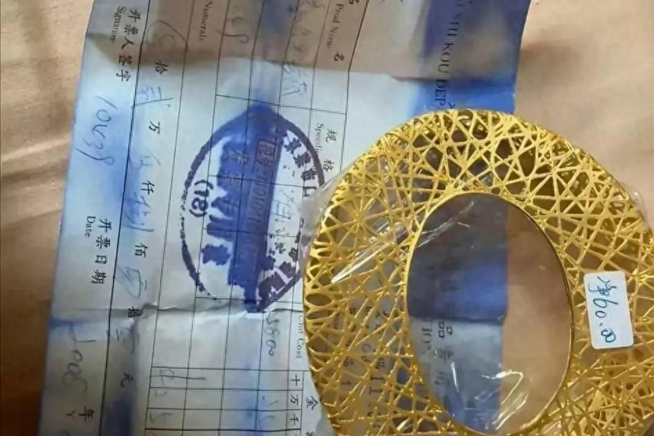 尴尬了！河北，一男子看到现在金价高，刚好现在手头紧，就找出当初重金购买的限定版“