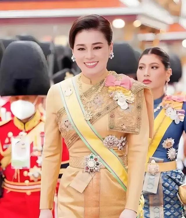 笑容是需要练习的。看看泰国的苏提达王后笑起来多么温和，多么亲切，多么温暖，真的是